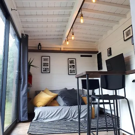 Tiny House, Sauna Hot Tub Namur Ardennes * Gesves