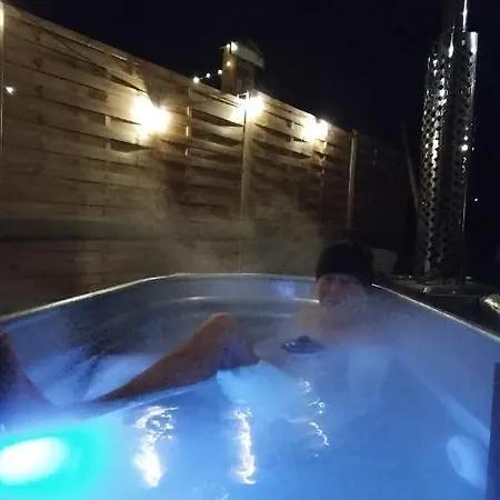 Tiny House, Sauna Hot Tub Airco Namur Ardennes Alpesi faház Gesves